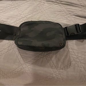 Lululemon Everywhere Belt Bag-Camo